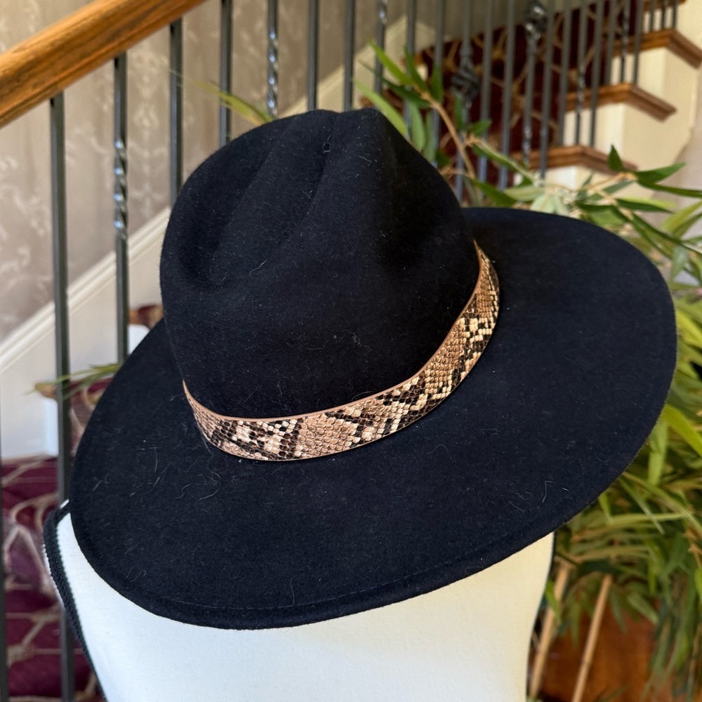 WOOL HAT ladies, black hat, 100% wool with snake pattern trim excellent cond